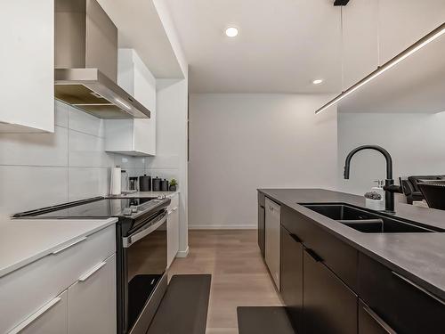 412 33 Street Sw, Edmonton, AB - Indoor Photo Showing Kitchen With Double Sink