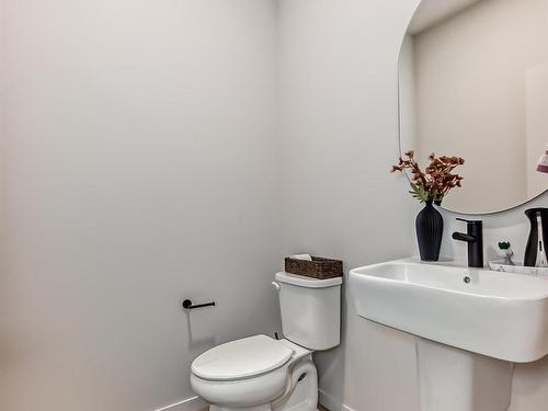 412 33 Street Sw, Edmonton, AB - Indoor Photo Showing Bathroom