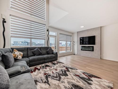 412 33 Street Sw, Edmonton, AB - Indoor Photo Showing Living Room