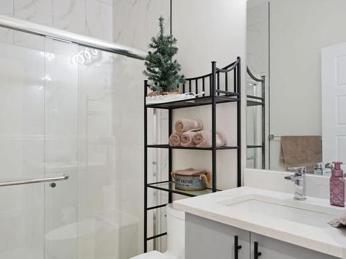 6032 King Landing, Edmonton, AB - Indoor Photo Showing Bathroom