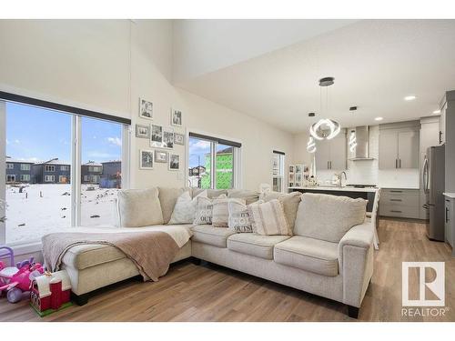 6032 King Landing, Edmonton, AB - Indoor Photo Showing Living Room