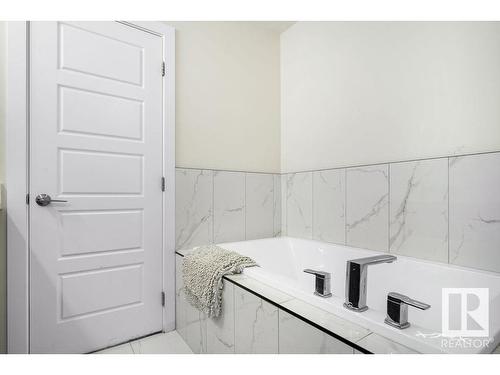 6032 King Landing, Edmonton, AB - Indoor Photo Showing Bathroom