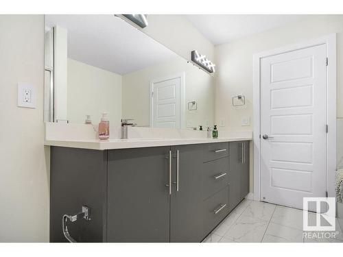 6032 King Landing, Edmonton, AB - Indoor Photo Showing Bathroom