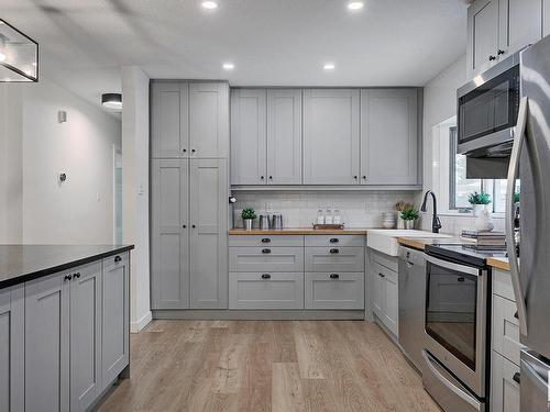 15215 86 Avenue, Edmonton, AB - Indoor Photo Showing Kitchen