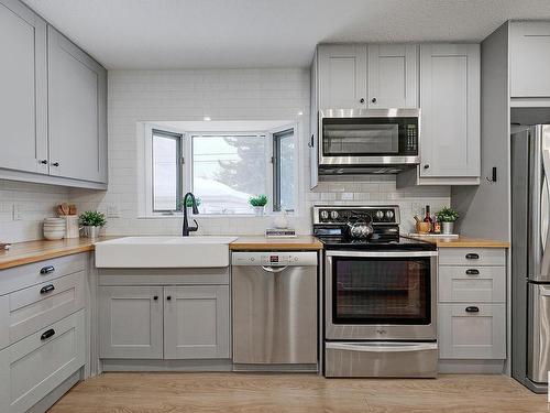 15215 86 Avenue, Edmonton, AB - Indoor Photo Showing Kitchen