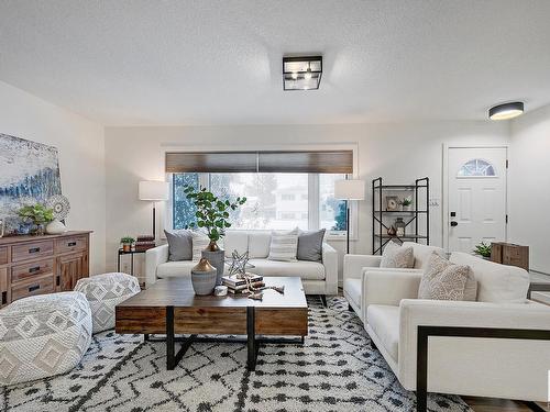 15215 86 Avenue, Edmonton, AB - Indoor Photo Showing Living Room