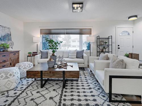 15215 86 Avenue, Edmonton, AB - Indoor Photo Showing Living Room