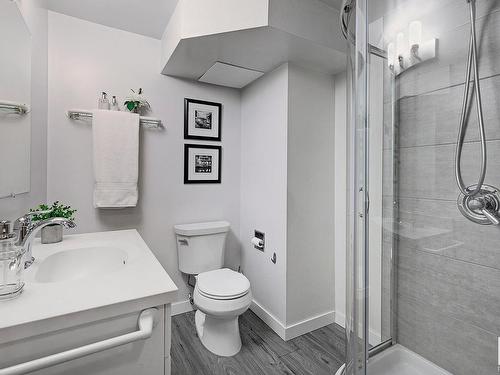 15215 86 Avenue, Edmonton, AB - Indoor Photo Showing Bathroom