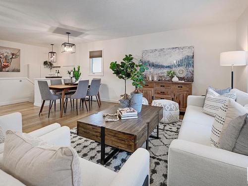 15215 86 Avenue, Edmonton, AB - Indoor Photo Showing Living Room