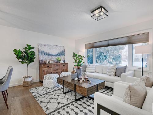 15215 86 Avenue, Edmonton, AB - Indoor Photo Showing Living Room