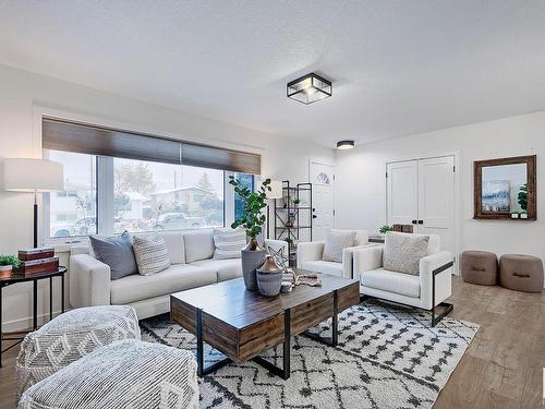 15215 86 Avenue, Edmonton, AB - Indoor Photo Showing Living Room