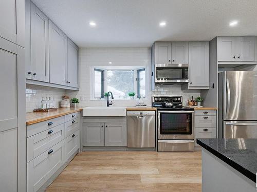 15215 86 Avenue, Edmonton, AB - Indoor Photo Showing Kitchen With Upgraded Kitchen