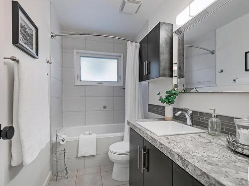 15215 86 Avenue, Edmonton, AB - Indoor Photo Showing Bathroom