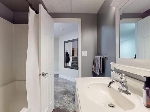 47 52224 Rge Road 275, Rural Parkland County, AB - Indoor Photo Showing Bathroom