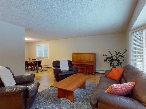 47 52224 Rge Road 275, Rural Parkland County, AB - Indoor Photo Showing Living Room