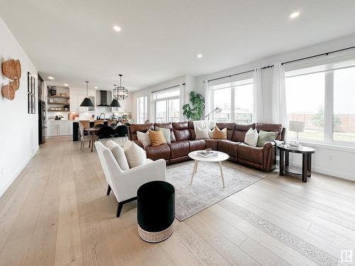 39 Jacobs Close, St. Albert, AB - Indoor Photo Showing Living Room