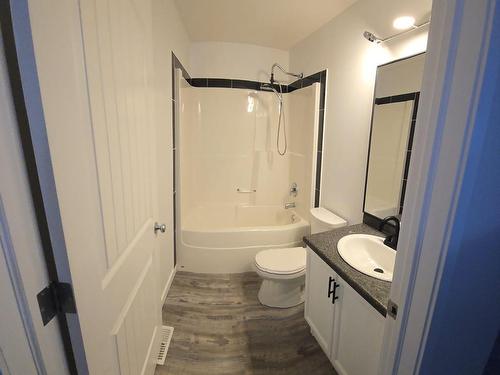 Edmonton, AB - Indoor Photo Showing Bathroom