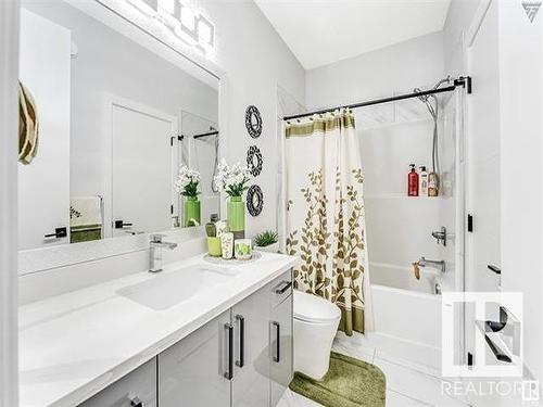 2132 20 Avenue, Edmonton, AB - Indoor Photo Showing Bathroom