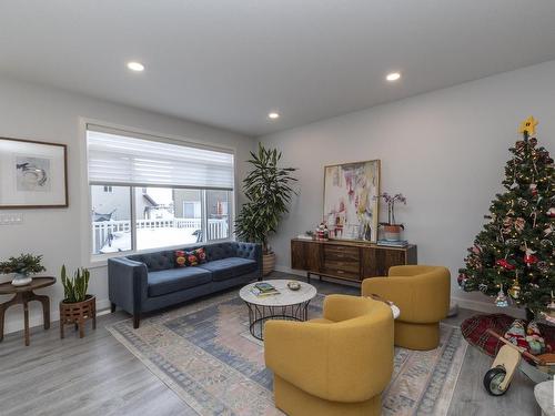 3247 Parker Loop, Edmonton, AB - Indoor Photo Showing Living Room