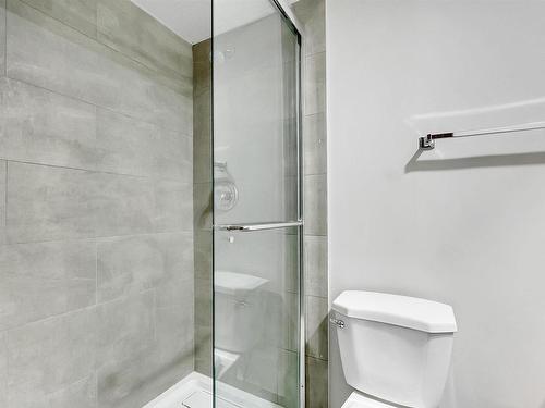 6807 12 Avenue, Edmonton, AB - Indoor Photo Showing Bathroom