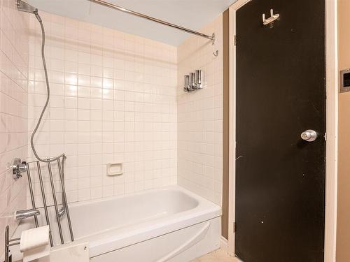 1712 9918 101 Street, Edmonton, AB - Indoor Photo Showing Bathroom