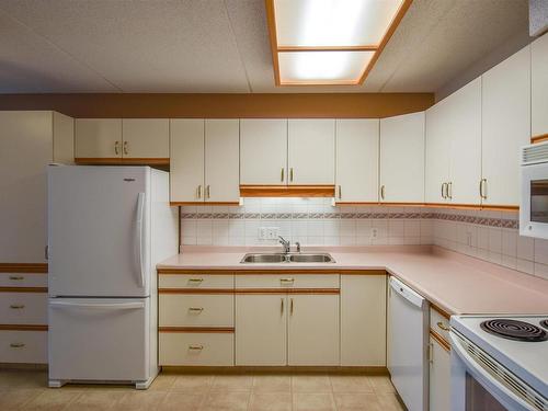 206 112 Church Road, Spruce Grove, AB - Indoor Photo Showing Kitchen With Double Sink