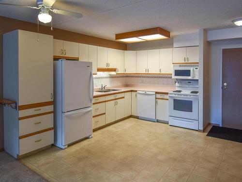 206 112 Church Road, Spruce Grove, AB - Indoor Photo Showing Kitchen With Double Sink