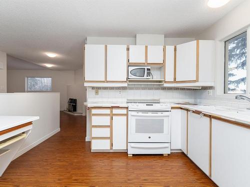 27 4630 17 Avenue, Edmonton, AB - Indoor Photo Showing Kitchen