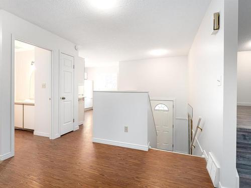 27 4630 17 Avenue, Edmonton, AB - Indoor Photo Showing Other Room