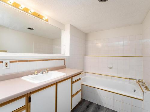 27 4630 17 Avenue, Edmonton, AB - Indoor Photo Showing Bathroom