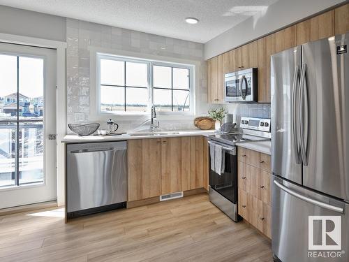 19 29 Airport Road, Edmonton, AB - Indoor Photo Showing Kitchen