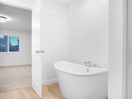 4934 Kinney Road, Edmonton, AB - Indoor Photo Showing Bathroom