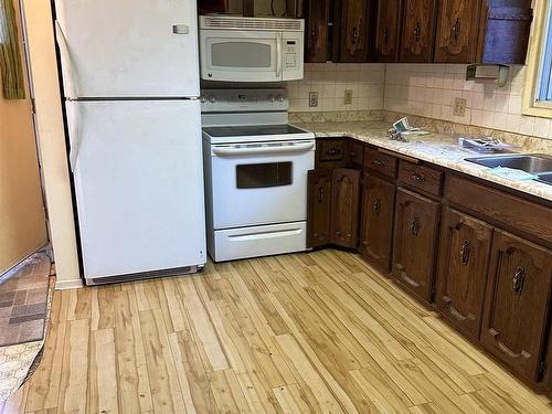 204 55230 Rge Road 10, Rural Sturgeon County, AB - Indoor Photo Showing Kitchen