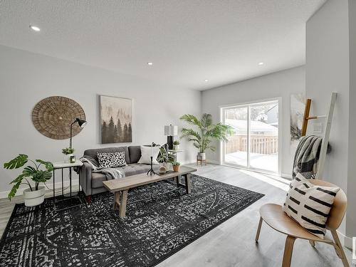 11422 122 Street, Edmonton, AB - Indoor Photo Showing Living Room