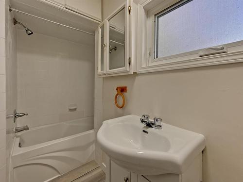 11712 84 Street, Edmonton, AB - Indoor Photo Showing Bathroom