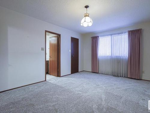 7518 183A Street Nw, Edmonton, AB - Indoor Photo Showing Other Room