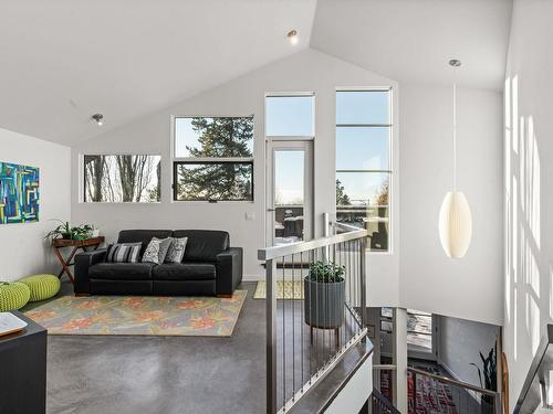 6428 Ada Boulevard, Edmonton, AB - Indoor Photo Showing Living Room