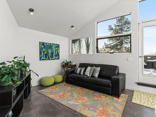 6428 Ada Boulevard, Edmonton, AB - Indoor Photo Showing Living Room