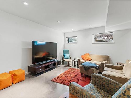 6428 Ada Boulevard, Edmonton, AB - Indoor Photo Showing Living Room