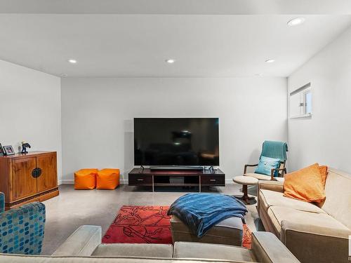 6428 Ada Boulevard, Edmonton, AB - Indoor Photo Showing Living Room