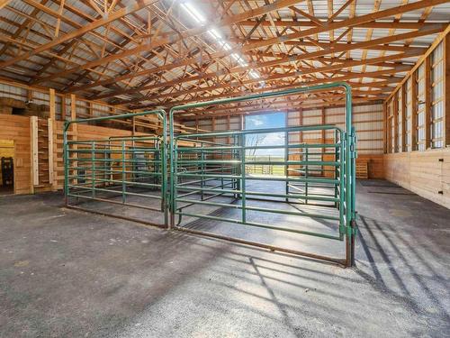 56220 Rge Rd 231, Rural Sturgeon County, AB - Indoor Photo Showing Garage