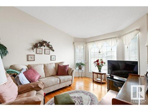 13825 130 Avenue, Edmonton, AB - Indoor Photo Showing Living Room