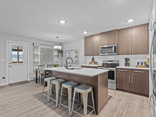 142 Radcliffe Wynd, Fort Saskatchewan, AB - Indoor Photo Showing Kitchen With Upgraded Kitchen