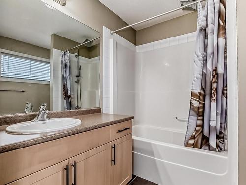 17333 8A Avenue Sw, Edmonton, AB - Indoor Photo Showing Bathroom