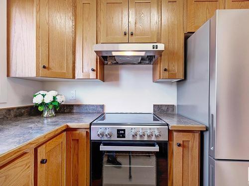 106 Dickinsfield Court, Edmonton, AB - Indoor Photo Showing Kitchen