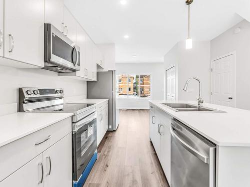 9574 Carson Bend, Edmonton, AB - Indoor Photo Showing Kitchen With Double Sink With Upgraded Kitchen