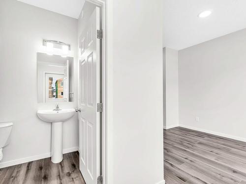 9574 Carson Bend, Edmonton, AB - Indoor Photo Showing Bathroom