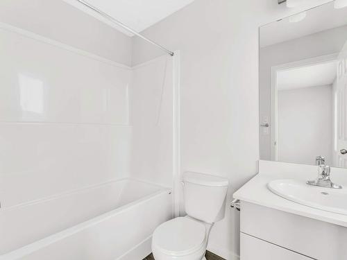 9574 Carson Bend, Edmonton, AB - Indoor Photo Showing Bathroom