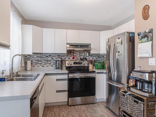 3819 23 Street, Edmonton, AB - Indoor Photo Showing Kitchen With Double Sink With Upgraded Kitchen