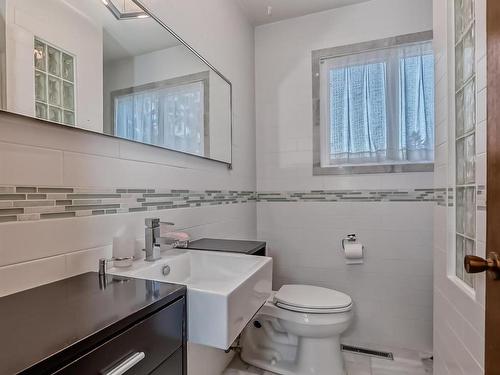 4912 116 Street, Edmonton, AB - Indoor Photo Showing Bathroom